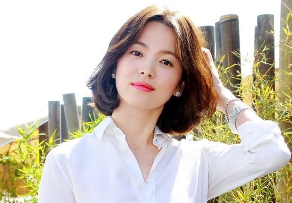 Diễn viên nữ hàn quốc tóc ngắn: Những cô nàng diễn viên nữ Hàn Quốc luôn biết cách thể hiện phong cách thời trang của mình. Đặc biệt là khi họ chọn cho mình những kiểu tóc ngắn đầy nữ tính và quyến rũ. Hãy cùng ngẫm lại vẻ đẹp của những diễn viên nữ Hàn Quốc tóc ngắn này.